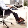 Repose-Pieds Énergisant Fellowes – en situation, pieds posés dessus au bureau