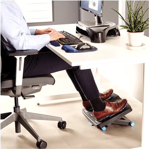 Repose-Pieds Énergisant Fellowes – en situation, pieds posés dessus au bureau