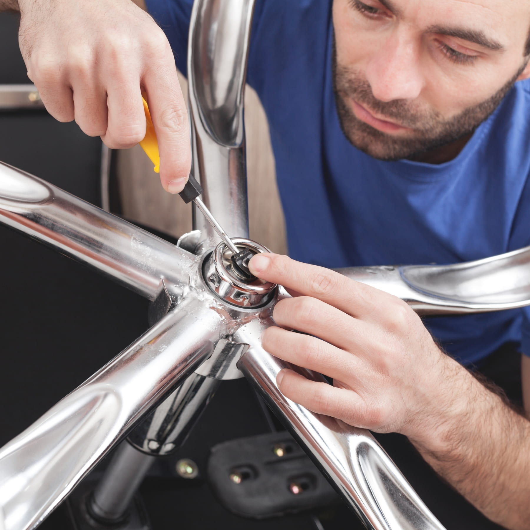 Fauteuil de bureau avec vérin défaillant — le siège descend tout seul