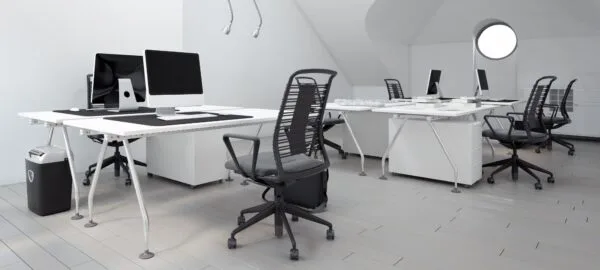 Open space lumineux équipé de fauteuils de bureau ergonomiques