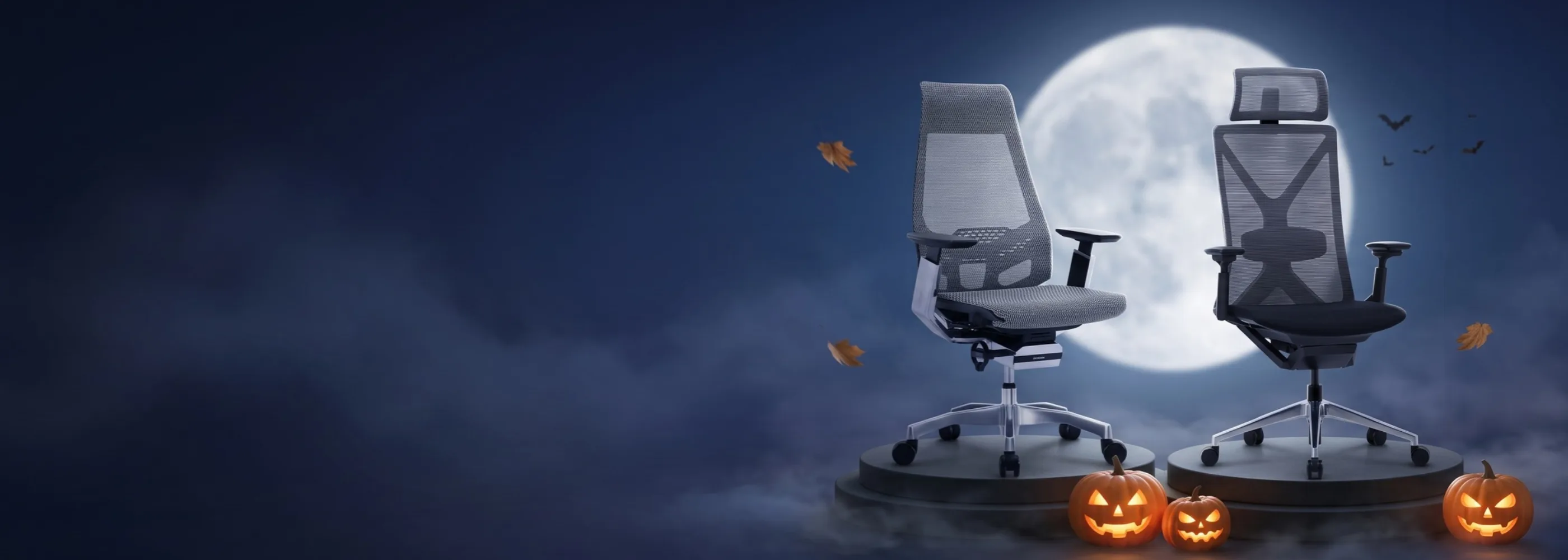 Deux fauteuils ergonomiques sous la pleine lune, décor d’Halloween