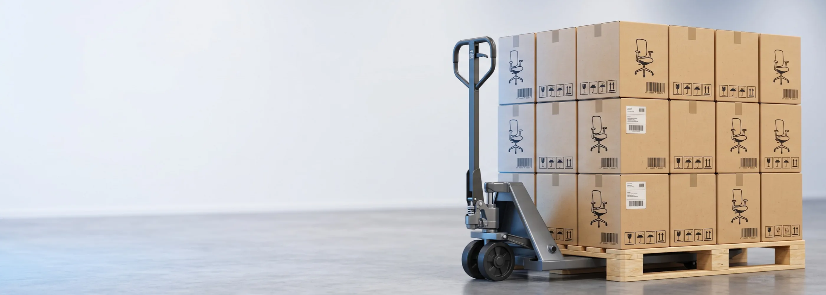 Transpalette chargé de cartons de sièges de bureau prêts à être livrés