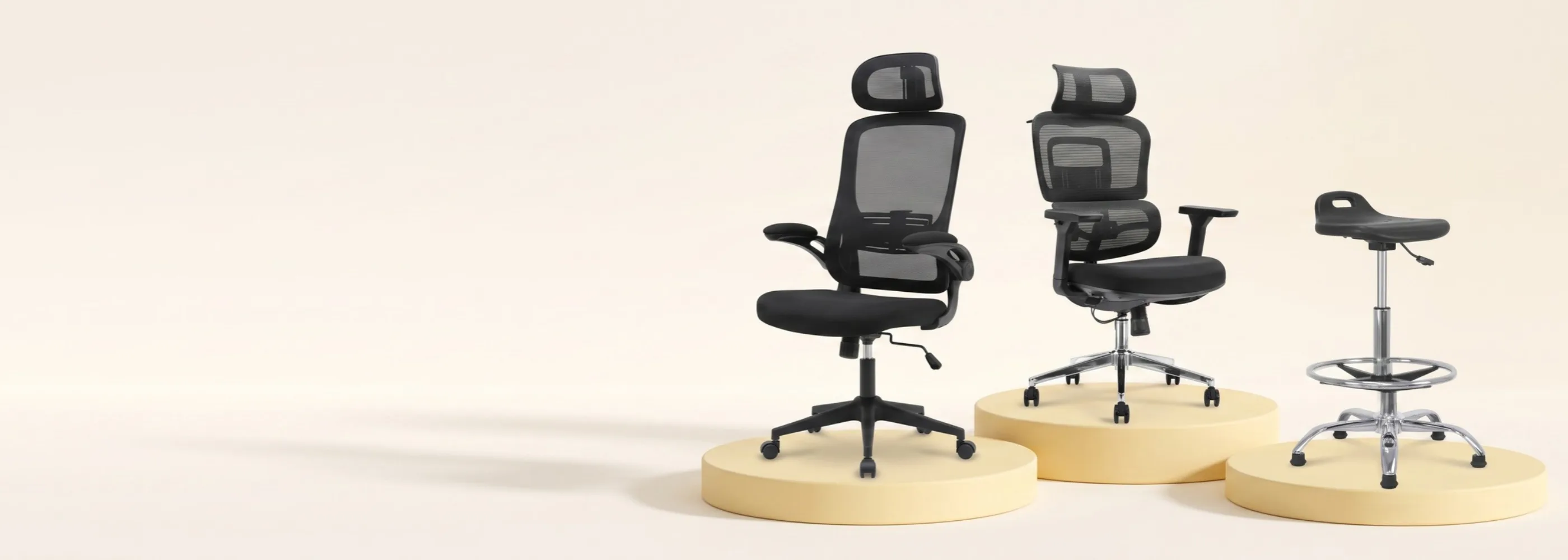 Trois sièges de bureau noirs posés sur des podiums